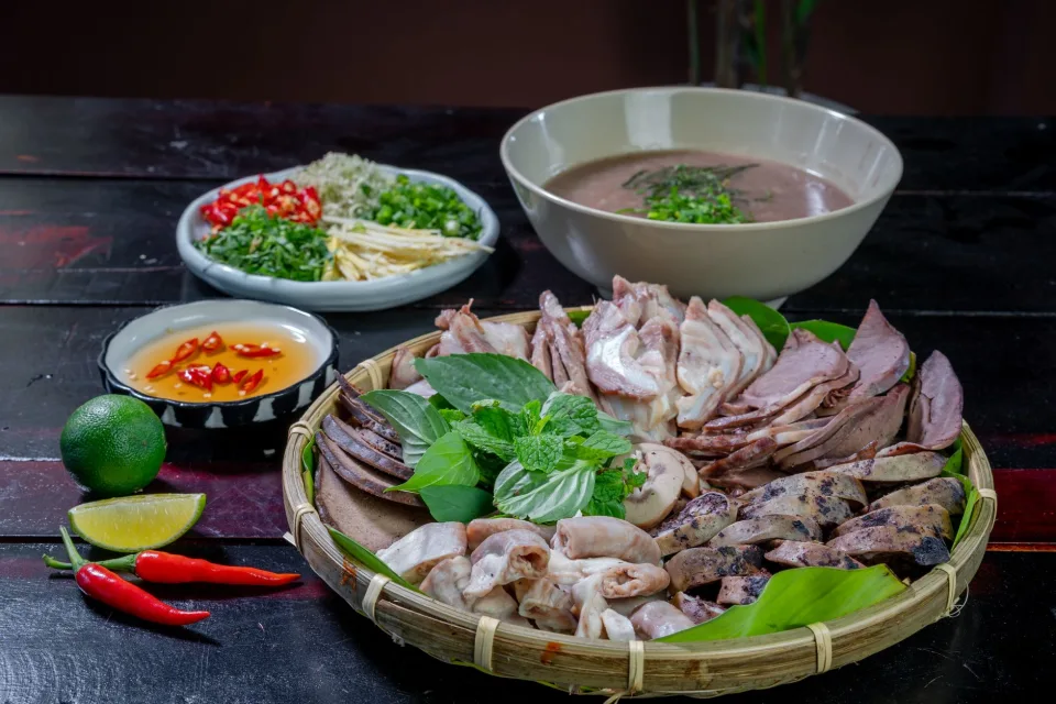 Phở bò nước dùng hầm xương
